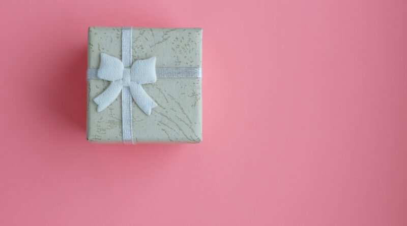 Jak wybrać idealne opakowanie na prezent? – poradnik dla kupujących